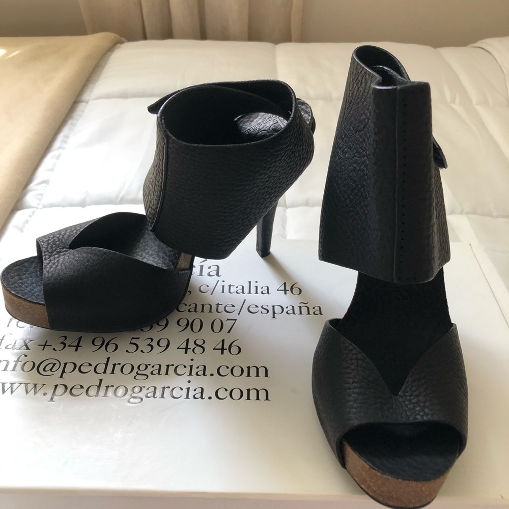 Pedro Garcia Piper Cut Out Platform Heels. Black Pebbled Leather 38 New